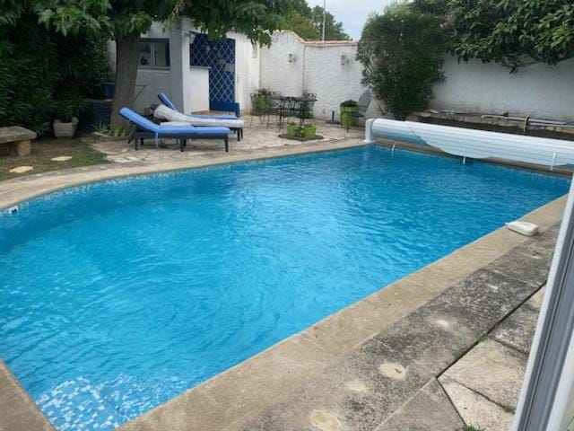 VILLA MIREILLE CALME ARBOREE PISCINE SANS VIS A VIS SECURISEE Villa in Avignon