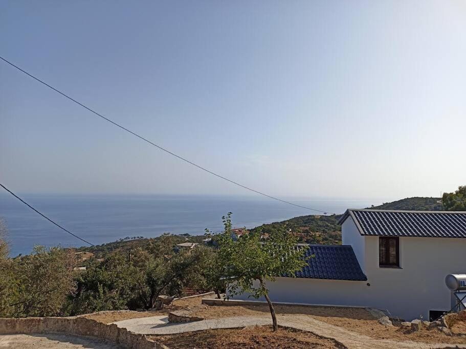 Aloni Cottage above Aegean Sea Apartment in Icaria