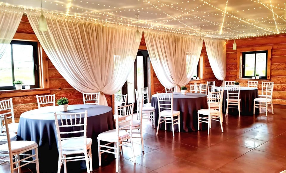 Restaurant/places to eat, Banquet/Function facilities, Seating area