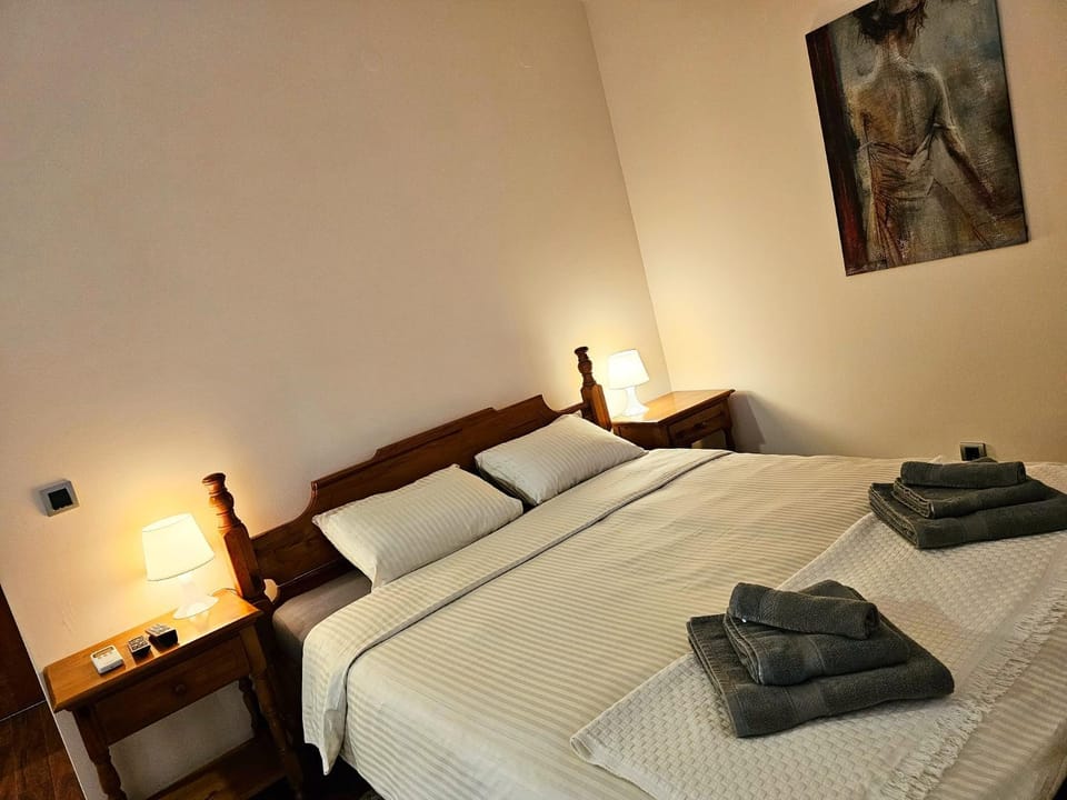 Bed, Photo of the whole room, Bedroom, towels