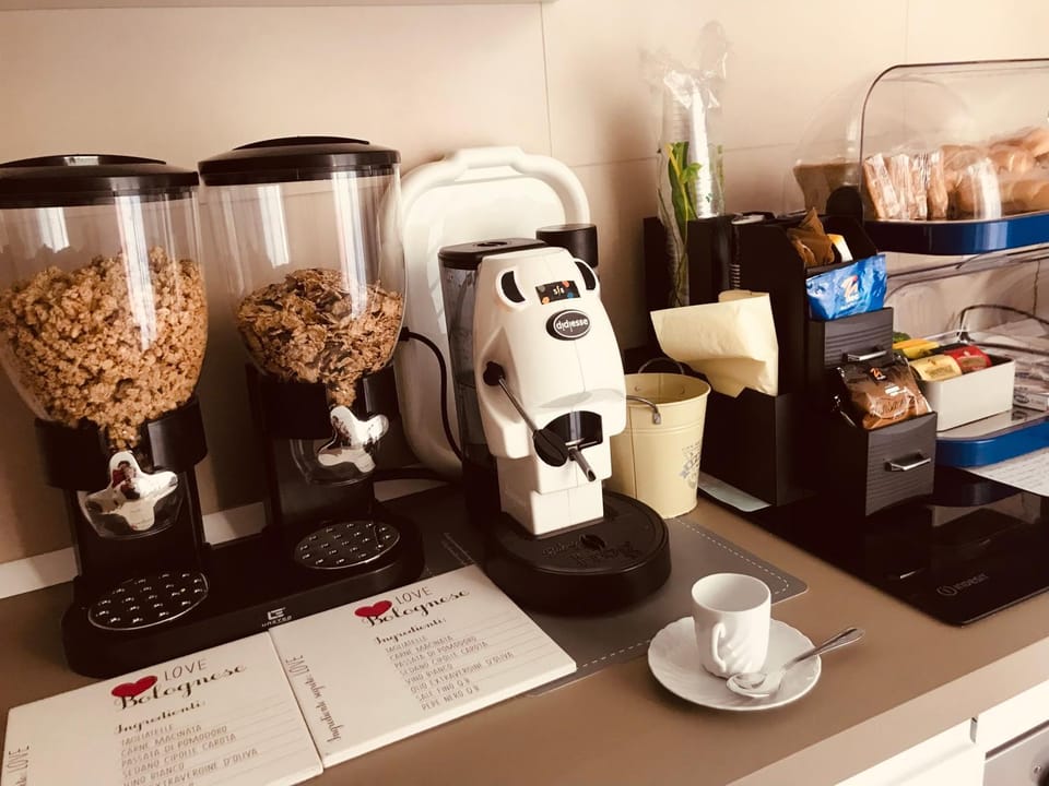Coffee/tea facilities, Breakfast