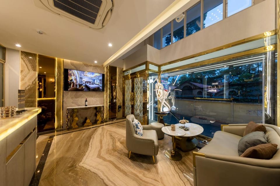 Property building, Communal lounge/ TV room, TV and multimedia, Living room, Lobby or reception, Seating area, Evening entertainment