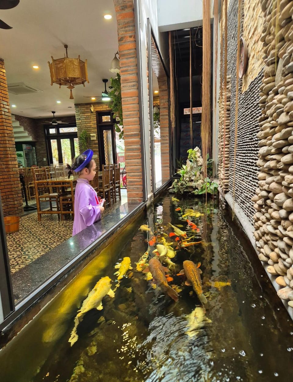 Restaurant/places to eat, group of guests