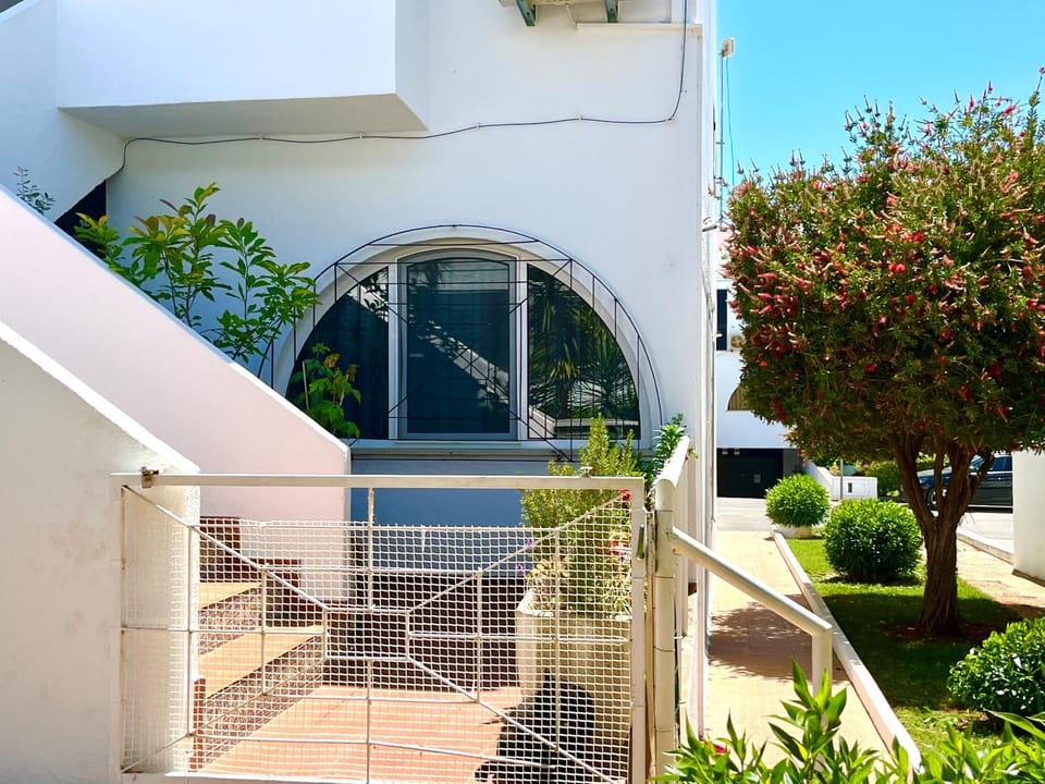 Property building, Spring, Day, Garden, Balcony/Terrace