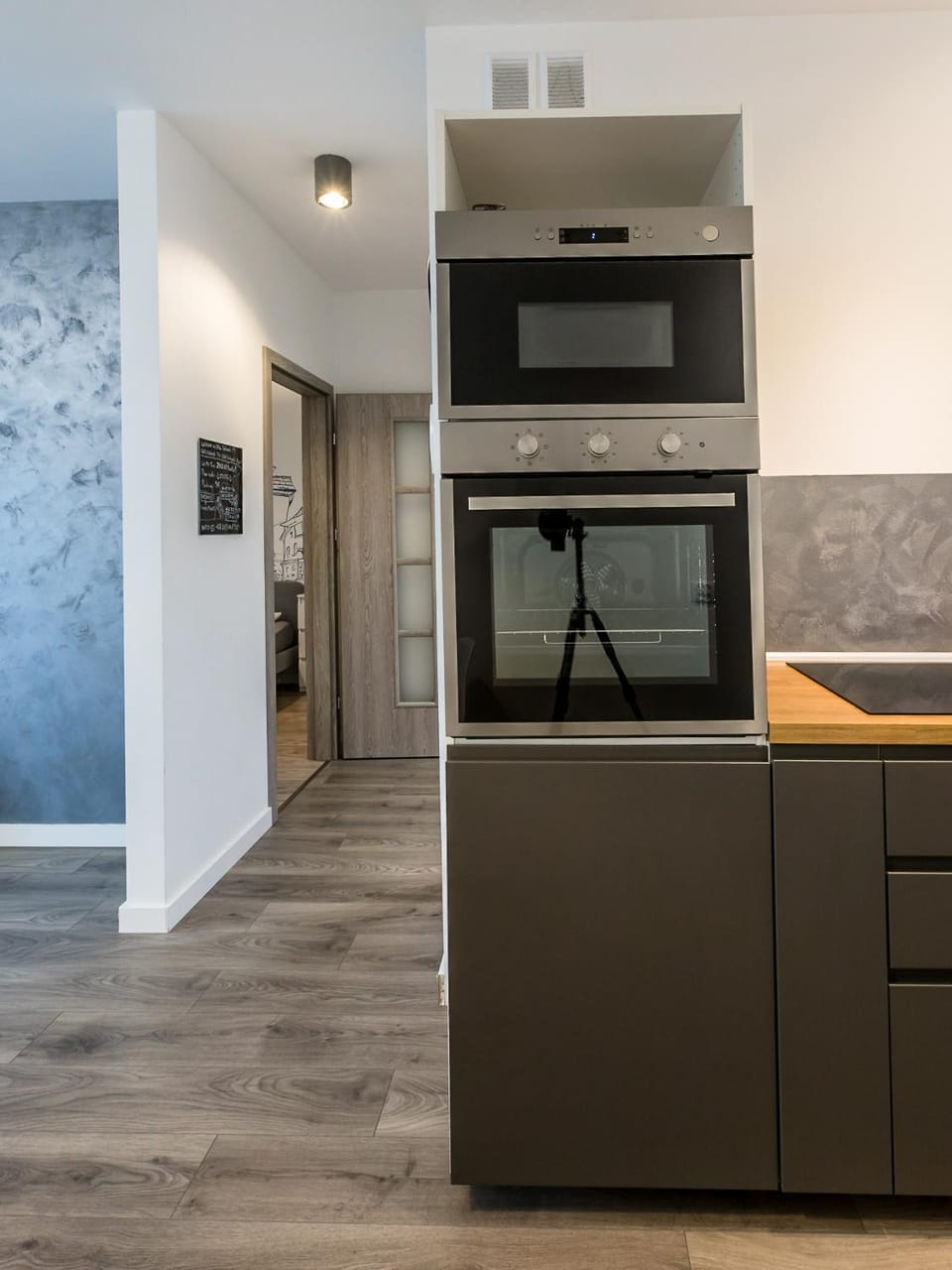 Kitchen or kitchenette, minibar, stove