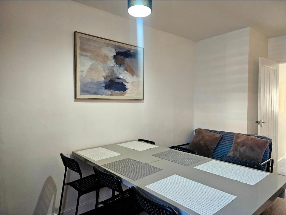 Guest House - close to all amenities House in Northampton