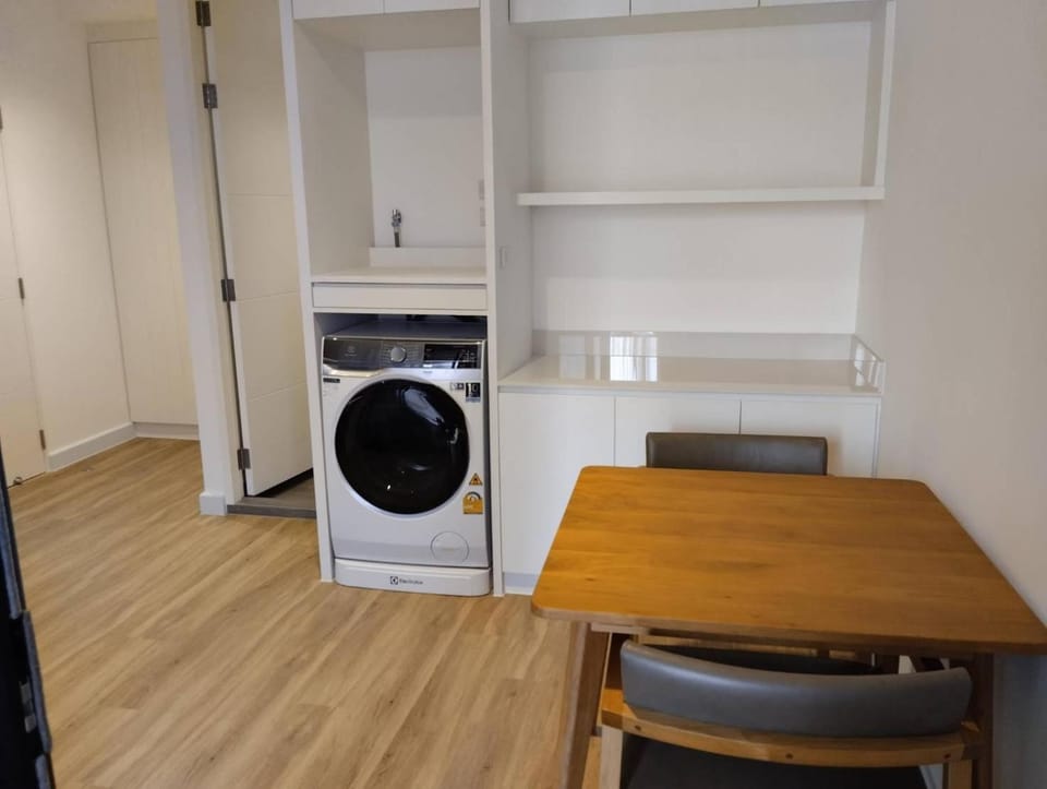 Kitchen or kitchenette, Dining area, washing machine, dryer