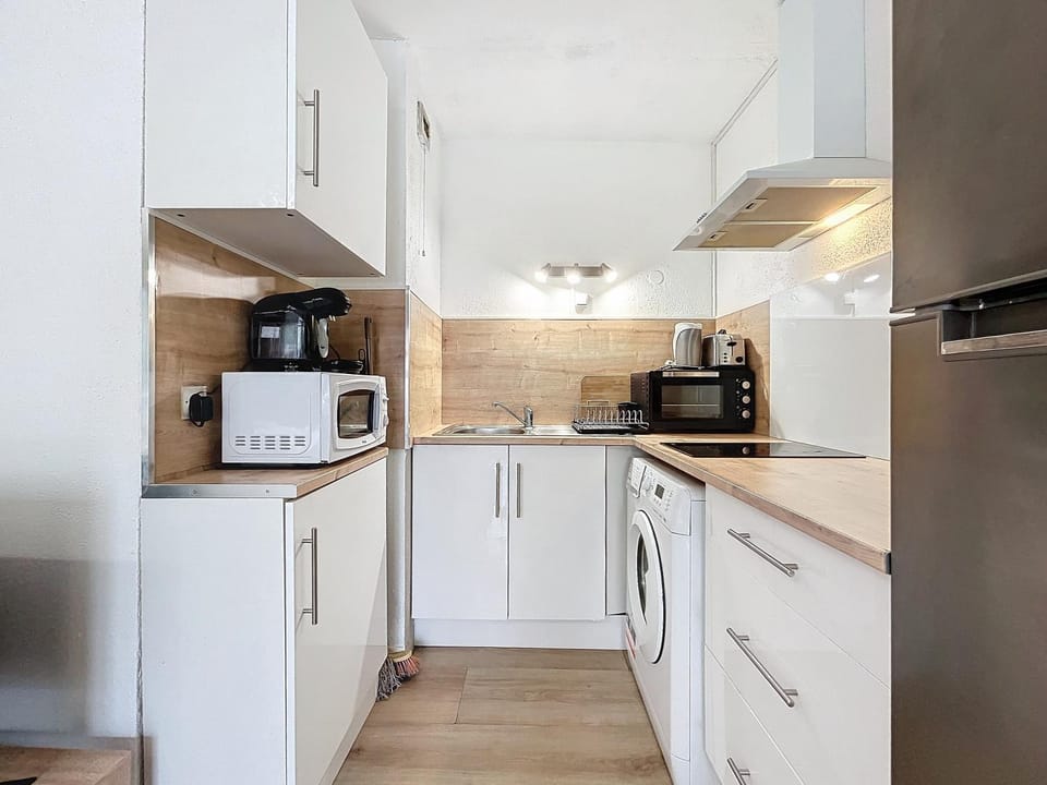 Coffee/tea facilities, microwave, stove, washing machine