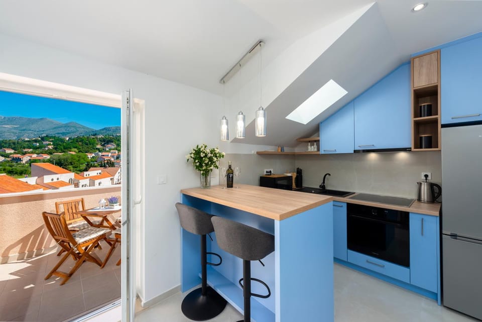 Kitchen or kitchenette, Dining area