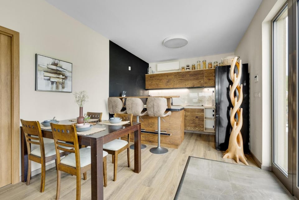 Kitchen or kitchenette, Dining area