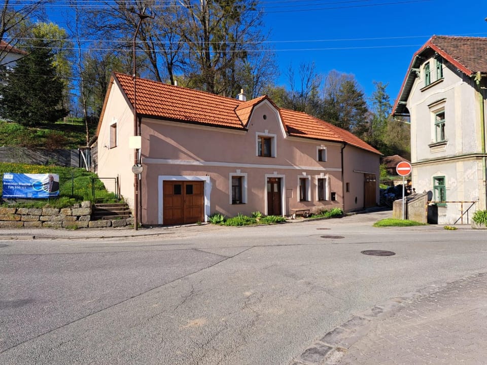 Property building, Location