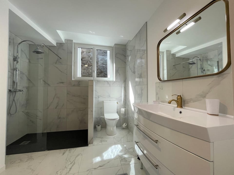 Shower, Toilet, towels