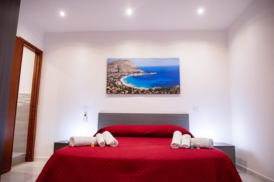Bed, Bedroom, towels