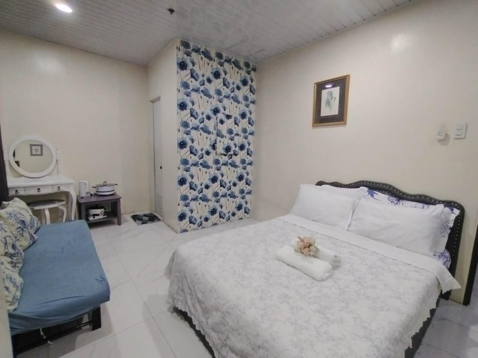 Bedroom, bidet