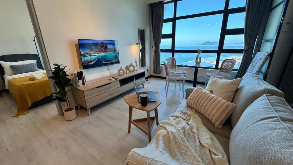 Communal lounge/ TV room, Bed, Natural landscape, TV and multimedia, Living room, Photo of the whole room, Seating area, Evening entertainment, Bedroom, Sea view