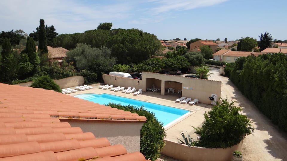 Day, Pool view