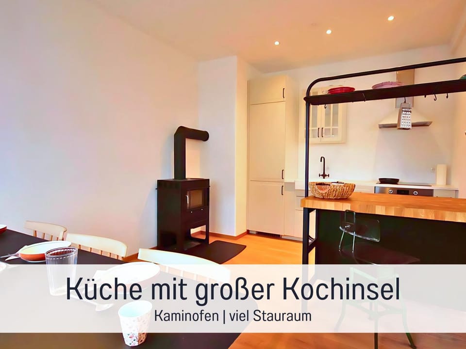 Kitchen or kitchenette, fireplace, kitchen