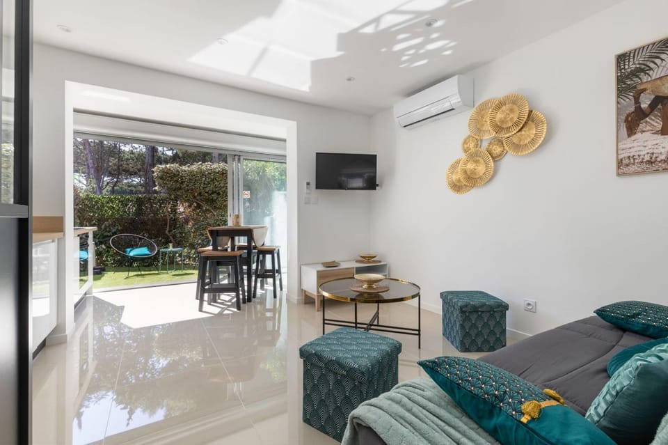 TV and multimedia, Living room, Seating area, Dining area, air conditioner