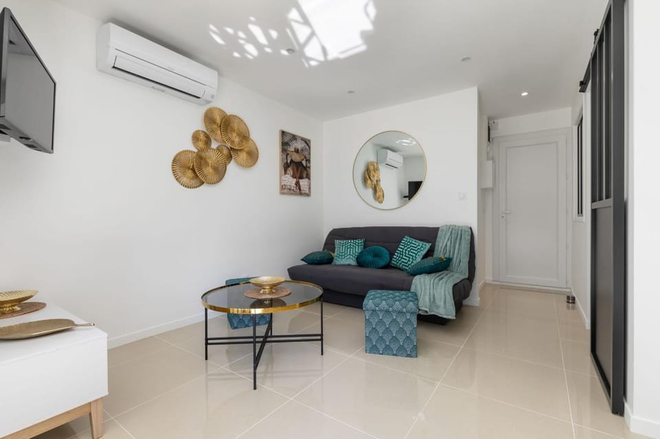 TV and multimedia, Living room, Seating area, air conditioner