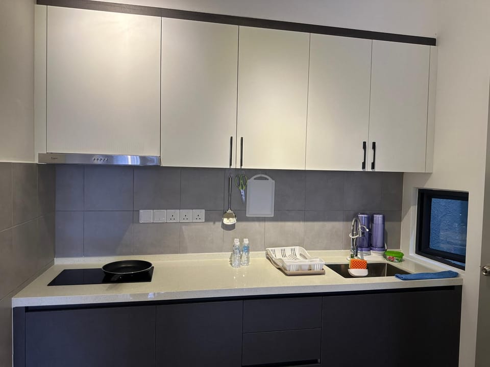 Kitchen or kitchenette, minibar, stove