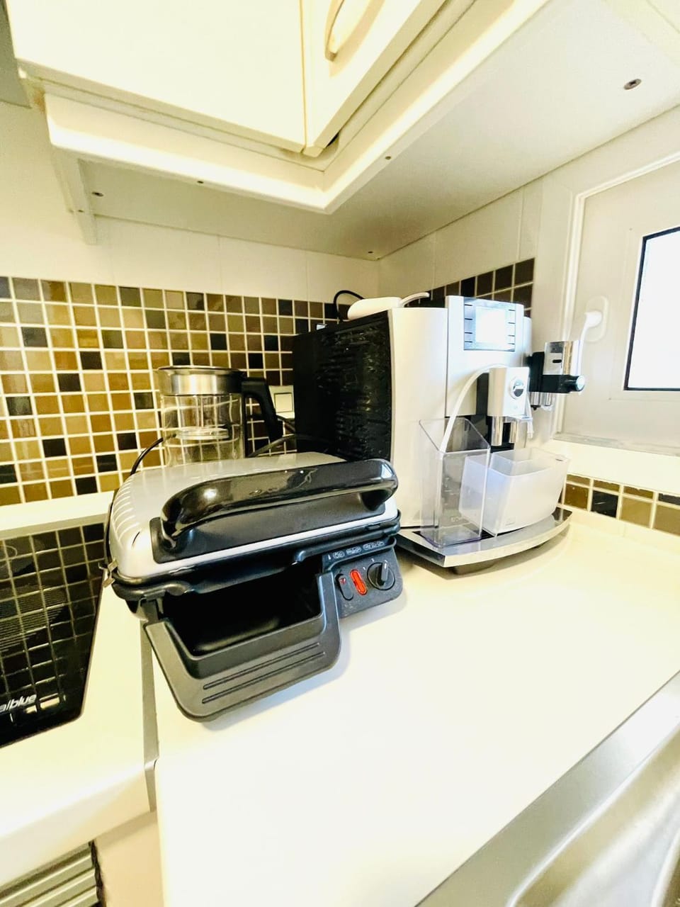 Coffee/tea facilities, Kitchen or kitchenette, stove, toaster