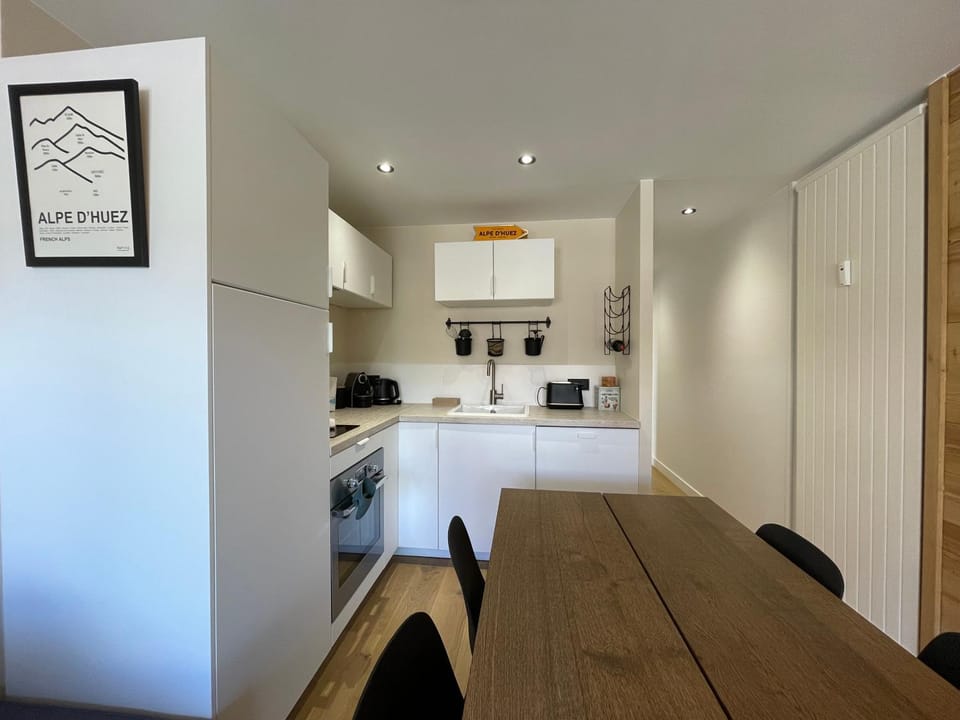 Kitchen or kitchenette, Dining area, dishwasher, oven, toaster