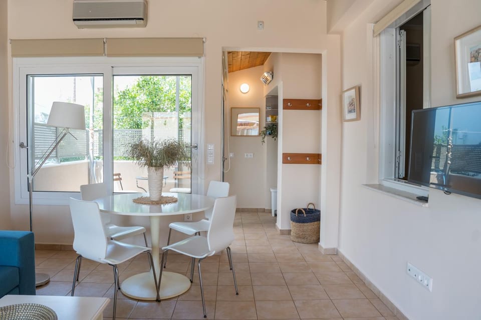 TV and multimedia, Living room, Dining area, air conditioner