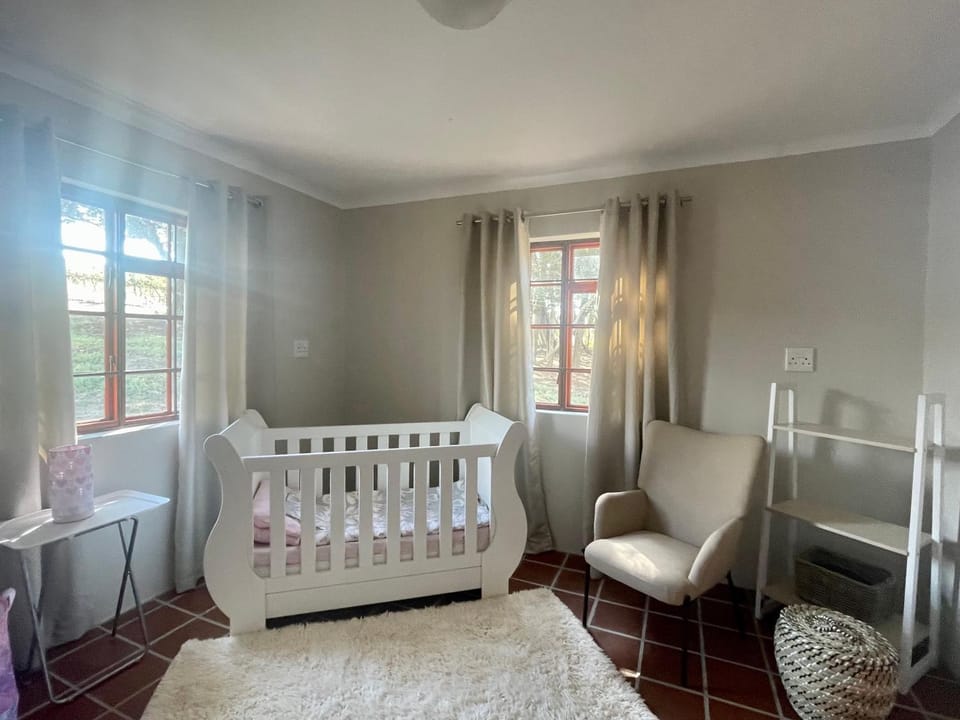 Photo of the whole room, Bedroom, cot