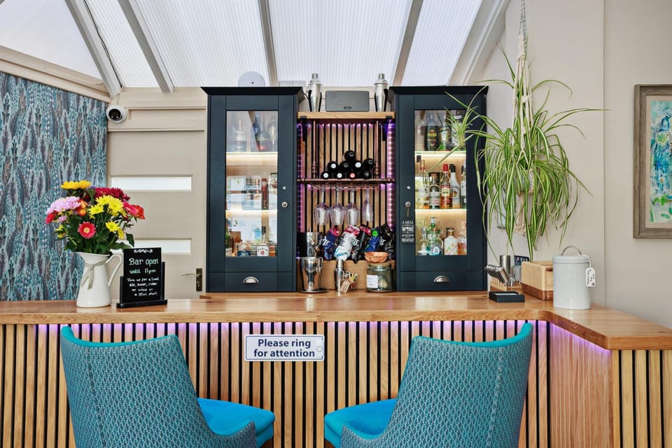 Communal lounge/ TV room, Facade/entrance, Lounge or bar, Food and drinks, Seating area, Entertainment, Drinks, Alcoholic drinks, Non alcoholic drinks