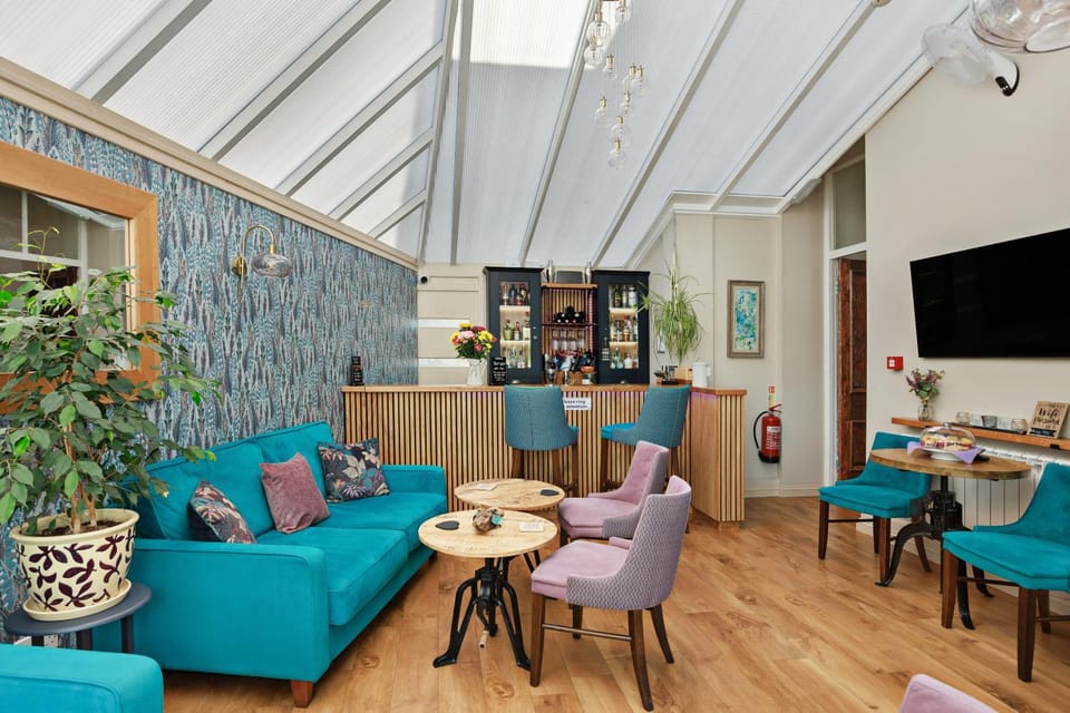 Communal lounge/ TV room, Facade/entrance, TV and multimedia, Lounge or bar, Food and drinks, Seating area, Entertainment, Drinks, Alcoholic drinks, Non alcoholic drinks