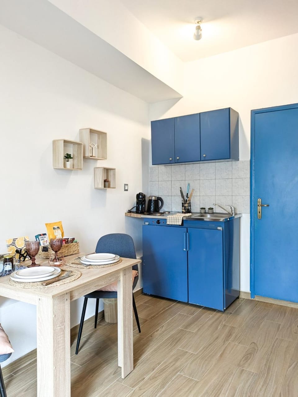 Kitchen or kitchenette, Dining area, minibar