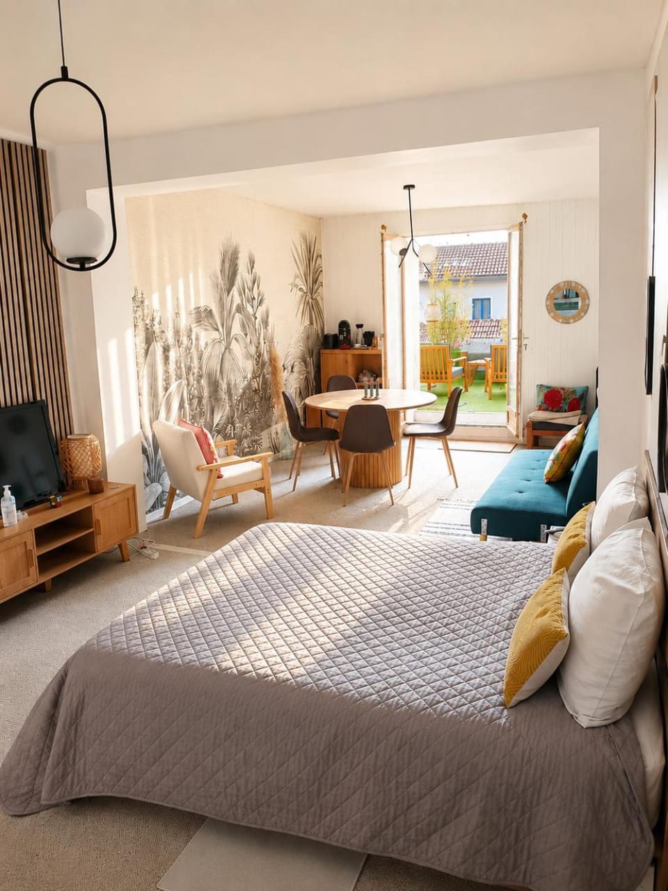 Bed, Living room, Photo of the whole room