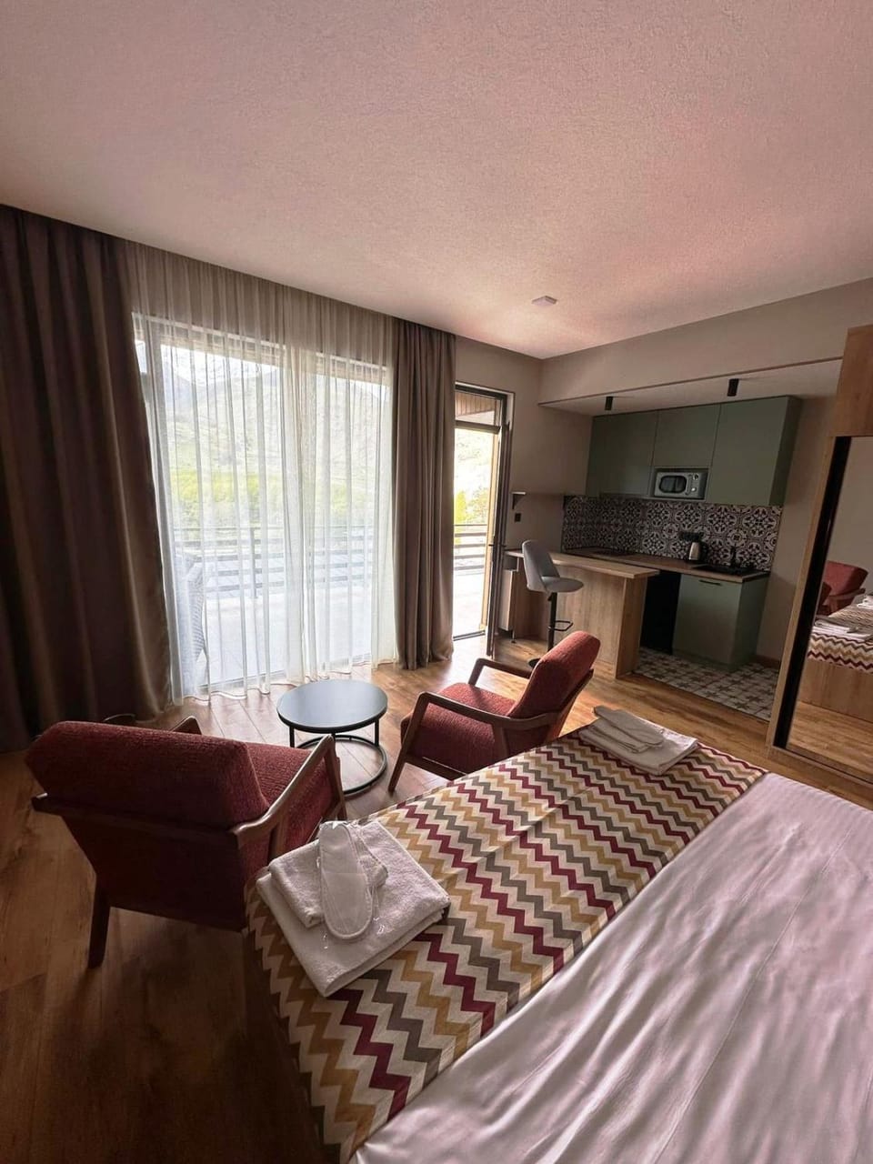 Bed, TV and multimedia, Kitchen or kitchenette, Living room, Photo of the whole room, Seating area, Bedroom