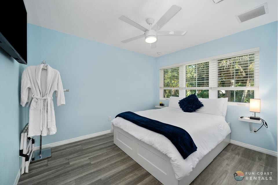 Bed, TV and multimedia, Photo of the whole room, Bedroom, fireplace