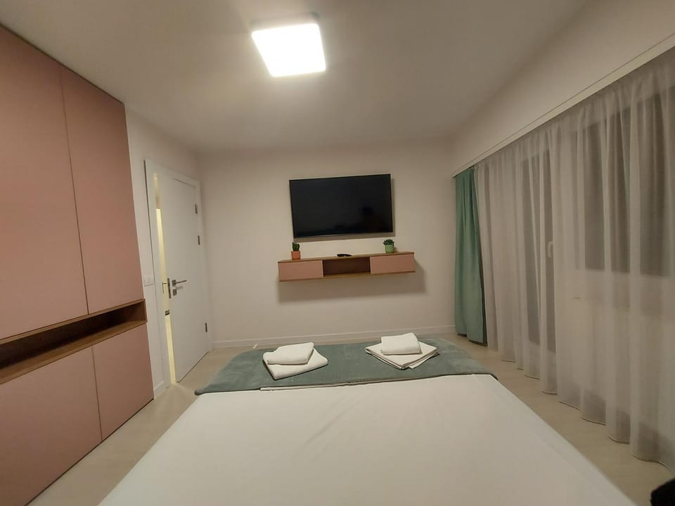 TV and multimedia, Photo of the whole room, Bedroom