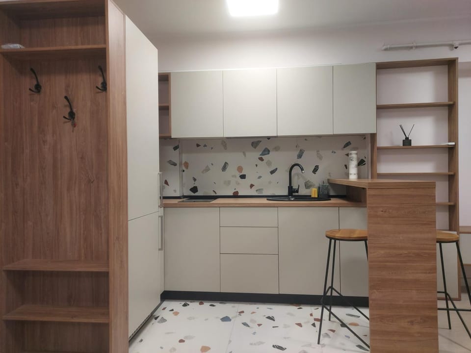 Kitchen or kitchenette, Dining area