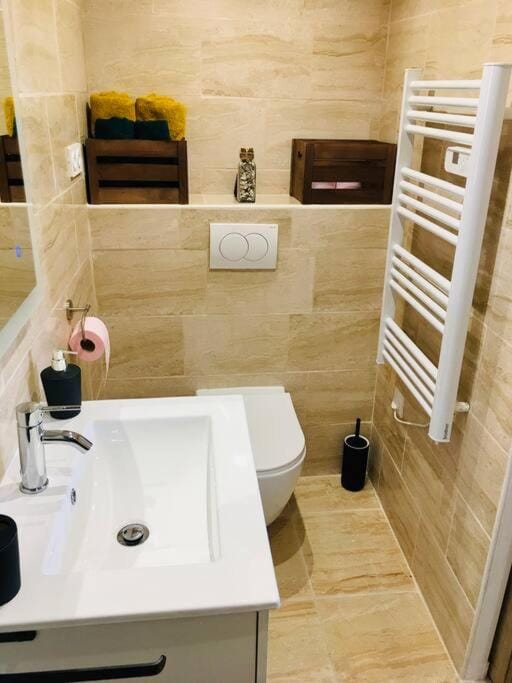 Toilet, Bathroom, heating, towels