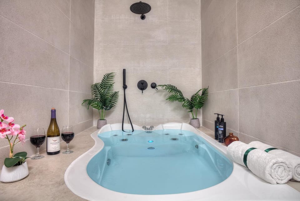 Hot Tub, Hot Tub, Bathroom, Bath, towels