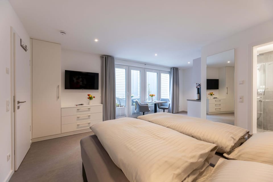 Bed, TV and multimedia, Photo of the whole room, wardrobe