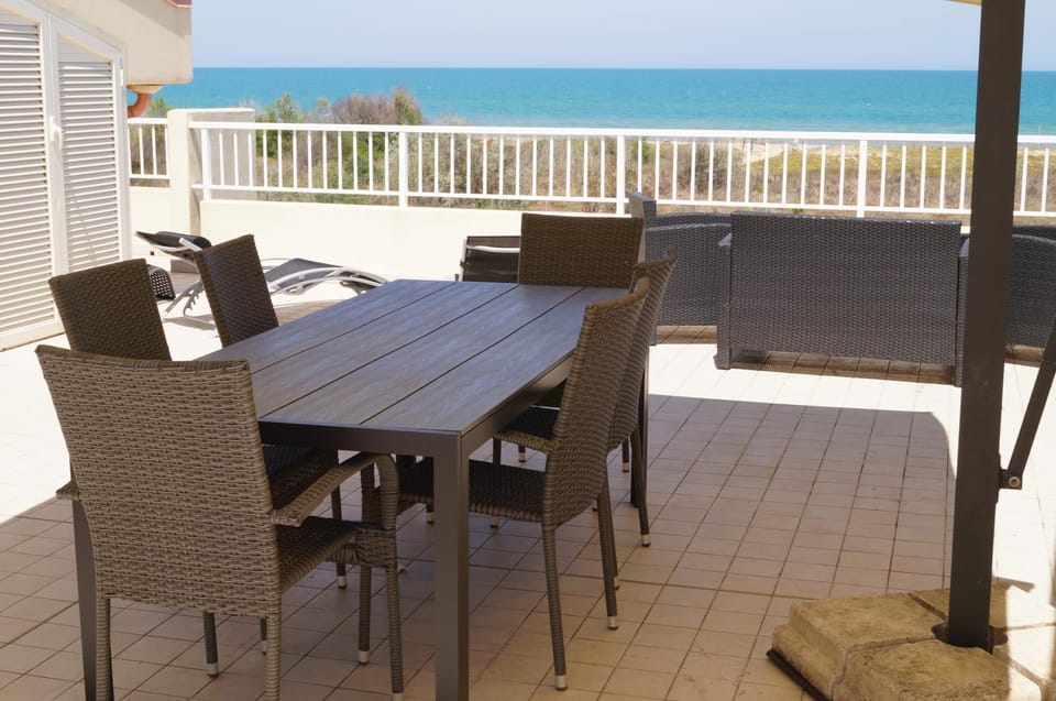 Natural landscape, View (from property/room), Balcony/Terrace, Dining area, Beach, Sea view
