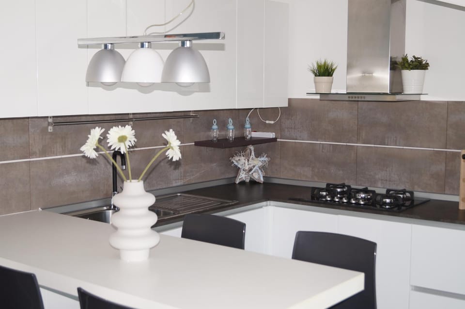 Kitchen or kitchenette, Dining area, stove