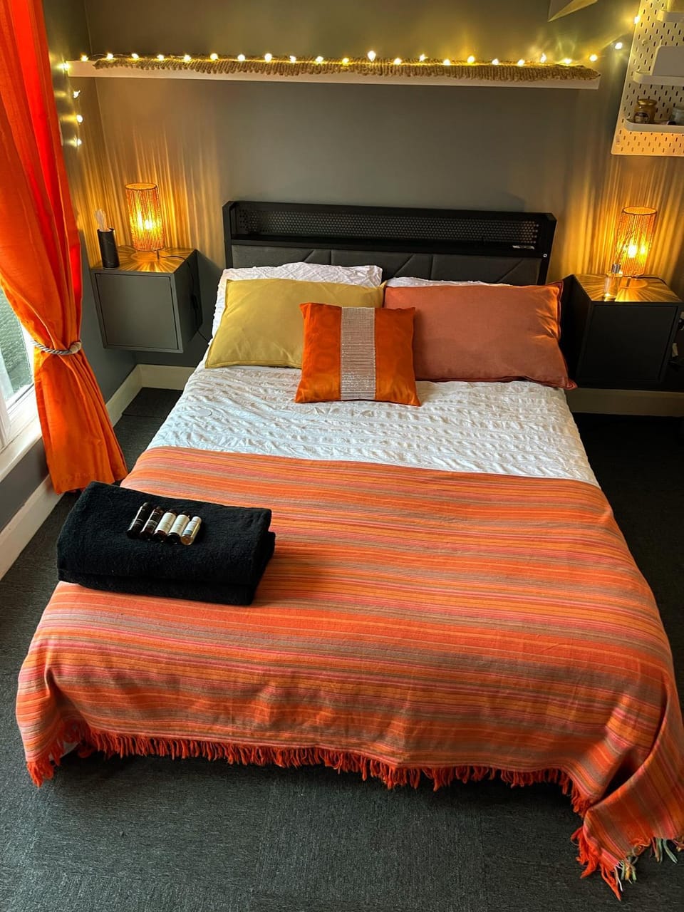 Bed, Photo of the whole room, Bedroom