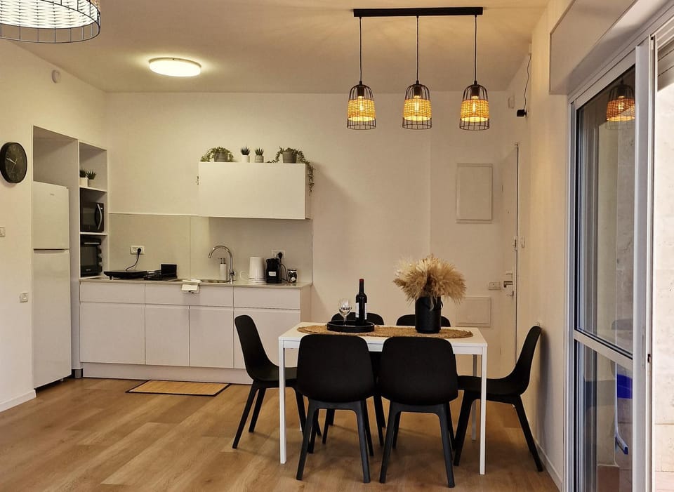 Coffee/tea facilities, Kitchen or kitchenette, Dining area, minibar, kitchen