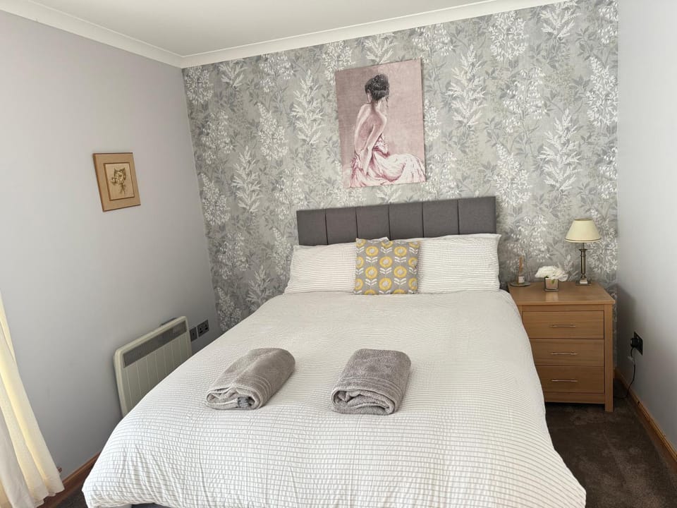 Bed, Bedroom, towels
