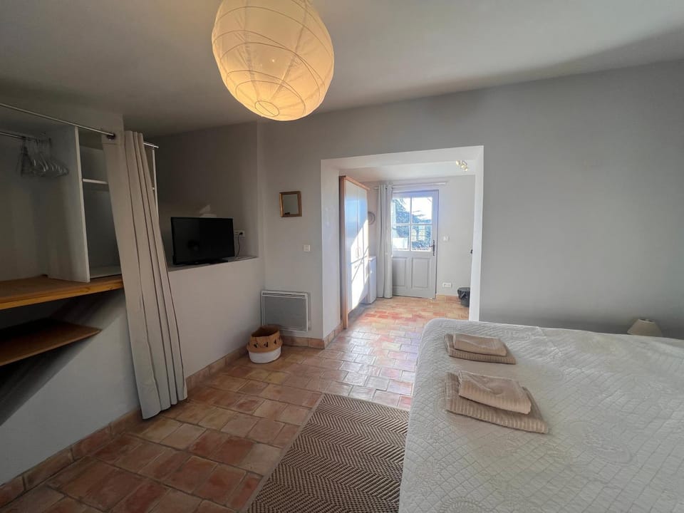 Bed, TV and multimedia, Photo of the whole room, Bedroom, towels, wardrobe