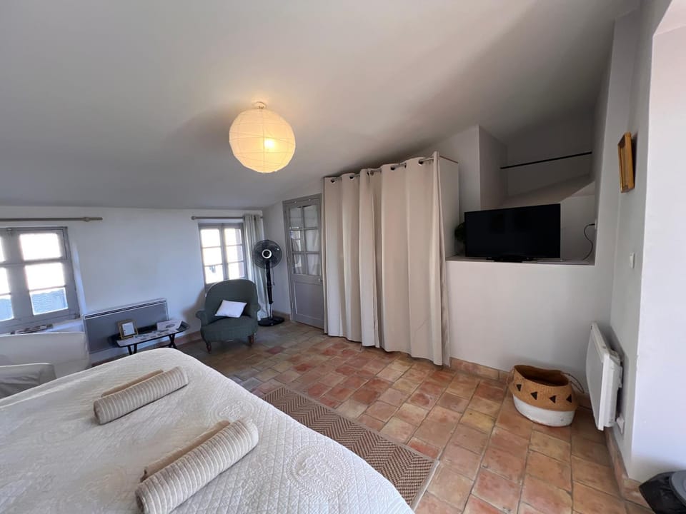 Bed, TV and multimedia, Living room, Photo of the whole room, Seating area, Bedroom, towels