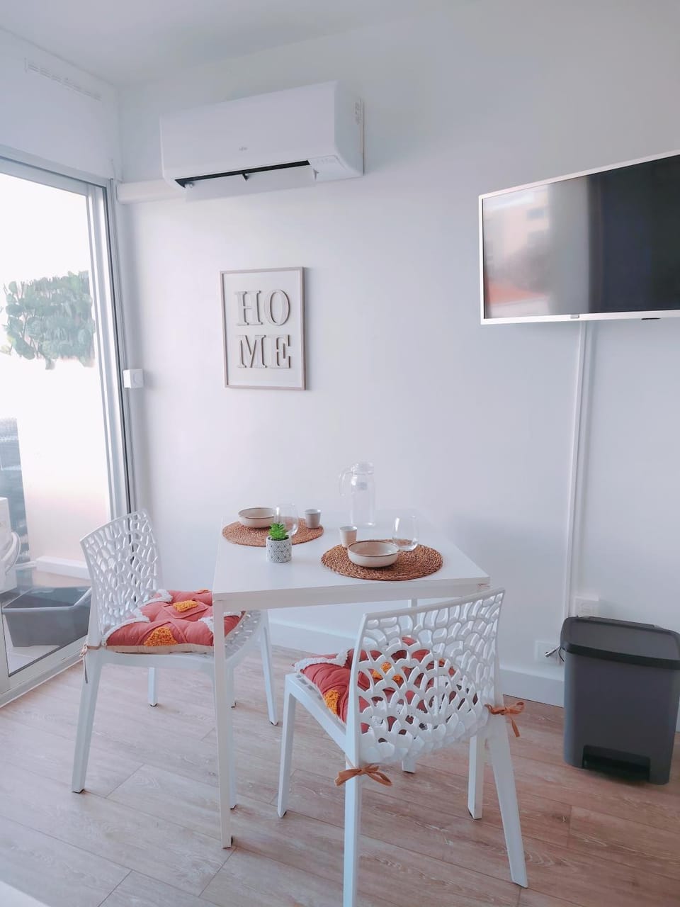 TV and multimedia, Seating area, Dining area, air conditioner