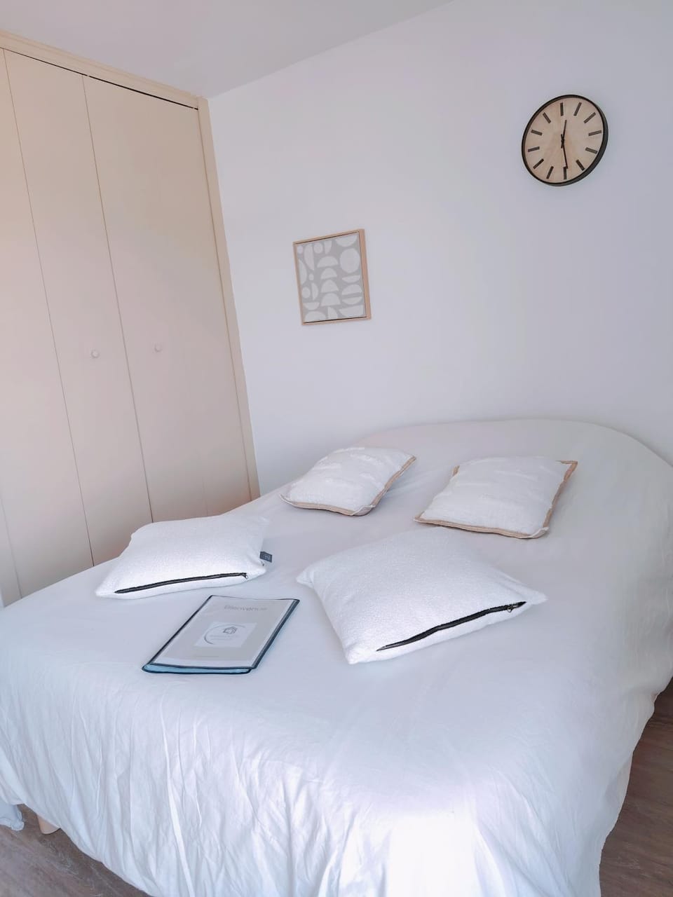 Bed, towels
