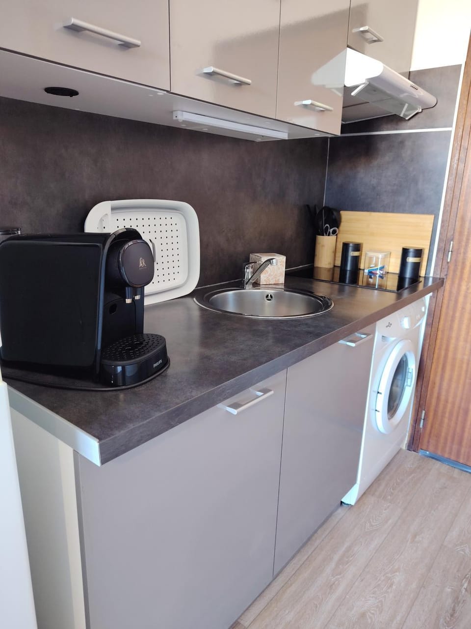 Coffee/tea facilities, Kitchen or kitchenette, stove, washing machine