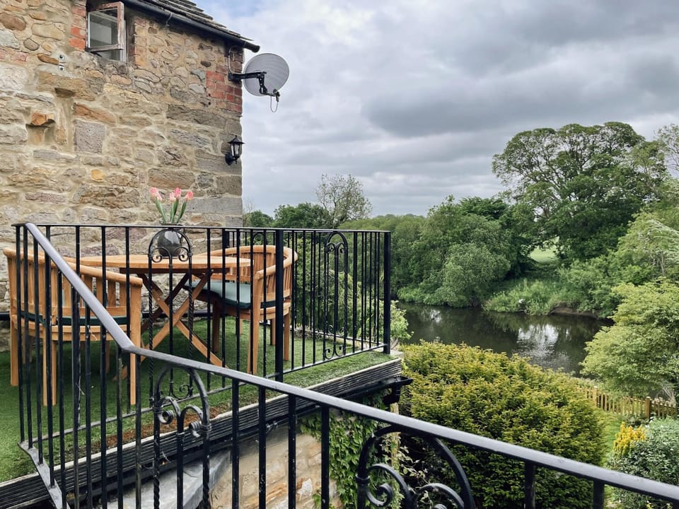 Property building, Garden, View (from property/room), Balcony/Terrace, River view